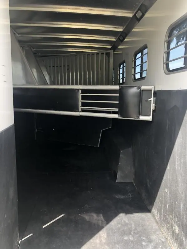 2003 Sundowner Trailers LQ 4H 8010 SIERRA Horse Trailer
