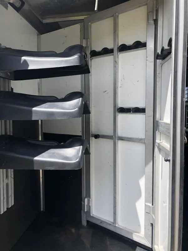 2003 Sundowner Trailers LQ 4H 8010 SIERRA Horse Trailer