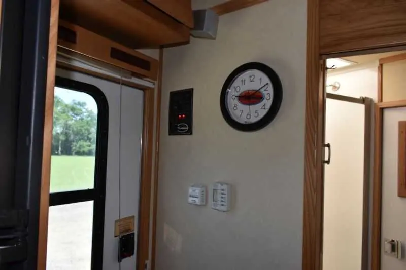 2005 Sundowner Sunlite 6LQ Horse Trailer with 11' Short Wall 725 Grand Sierra 8612GLQ MidTack