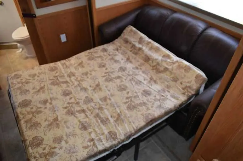 2005 Sundowner Sunlite 6LQ Horse Trailer with 11' Short Wall 725 Grand Sierra 8612GLQ MidTack