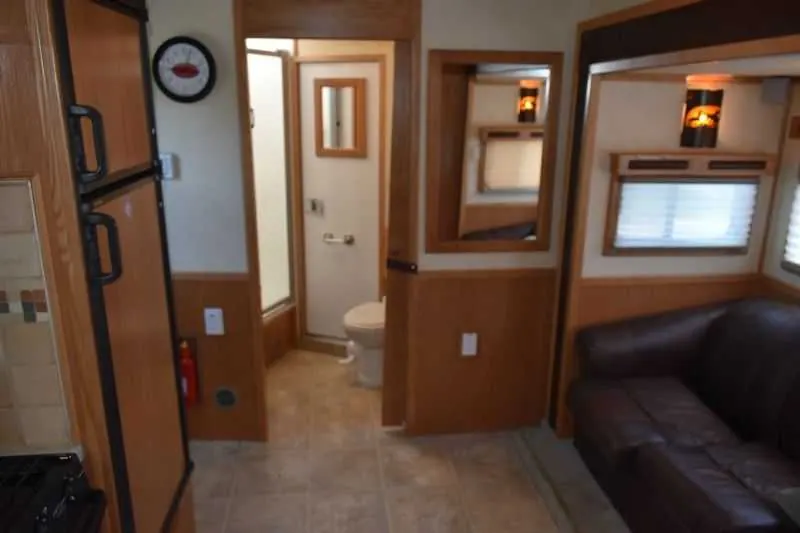 2005 Sundowner Sunlite 6LQ Horse Trailer with 11' Short Wall 725 Grand Sierra 8612GLQ MidTack
