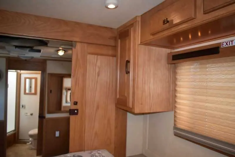 2005 Sundowner Sunlite 6LQ Horse Trailer with 11' Short Wall 725 Grand Sierra 8612GLQ MidTack