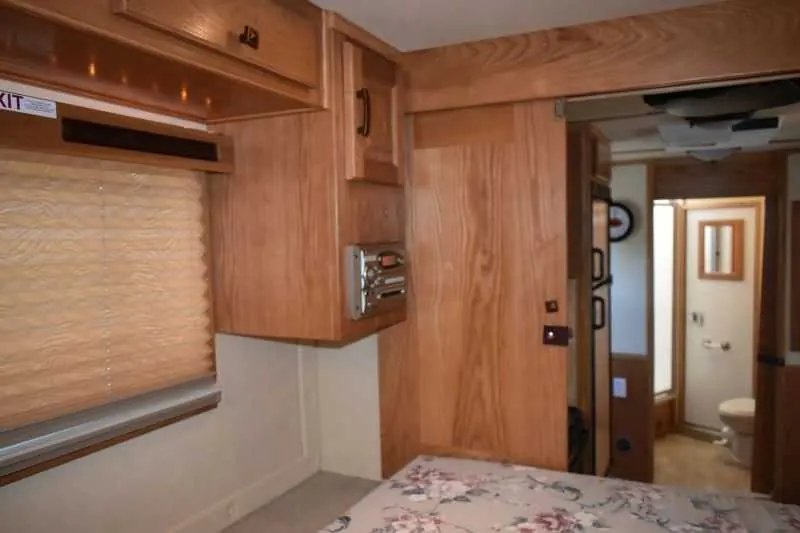 2005 Sundowner Sunlite 6LQ Horse Trailer with 11' Short Wall 725 Grand Sierra 8612GLQ MidTack