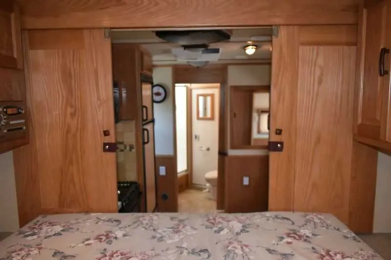 2005 Sundowner Sunlite 6LQ Horse Trailer with 11' Short Wall 725 Grand Sierra 8612GLQ MidTack