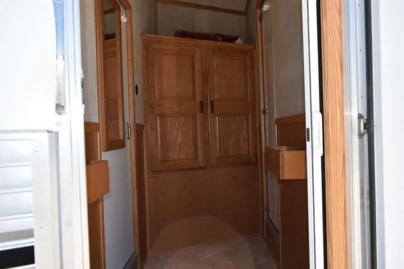 2005 Sundowner Sunlite 6LQ Horse Trailer with 11' Short Wall 725 Grand Sierra 8612GLQ MidTack