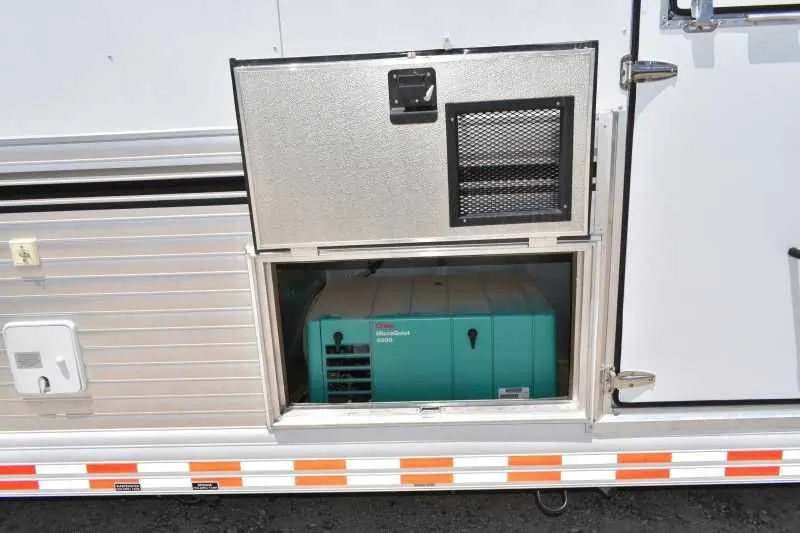 2005 Sundowner Sunlite 6LQ Horse Trailer with 11' Short Wall 725 Grand Sierra 8612GLQ MidTack
